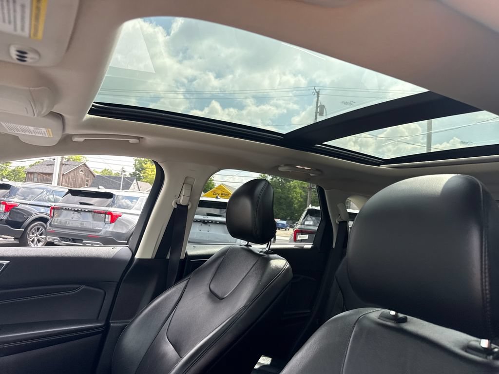Used 2019 Ford Edge Titanium w/ Equipment Group 301A AWD/4WD image 27