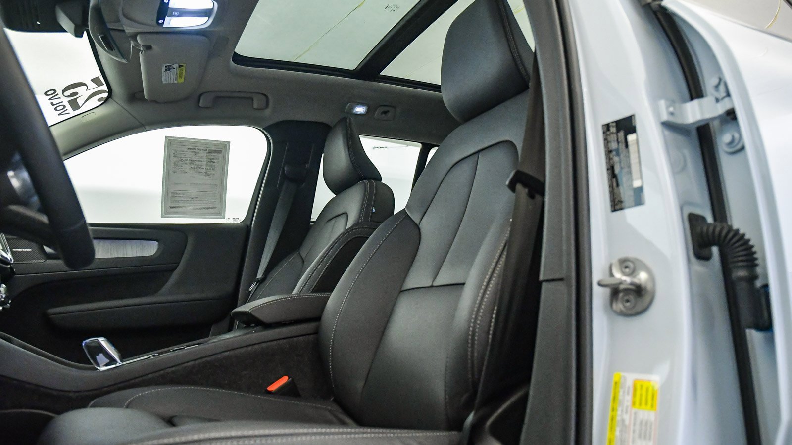 Certified 2025 Volvo XC40 B5 Plus w/ Climate Package image 20