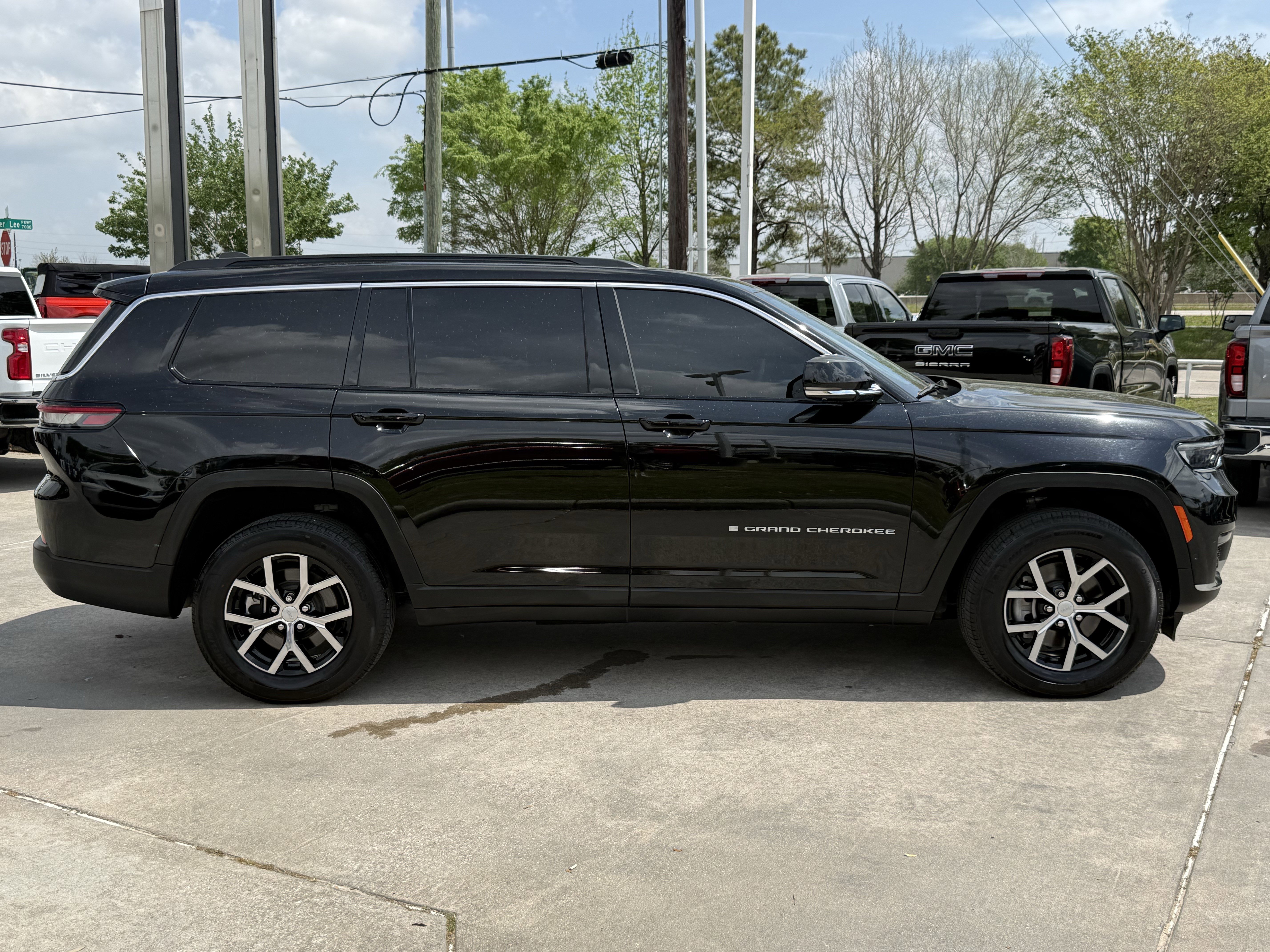 Used 2024 Jeep Grand Cherokee L Limited w/ Luxury Tech Group II image 3