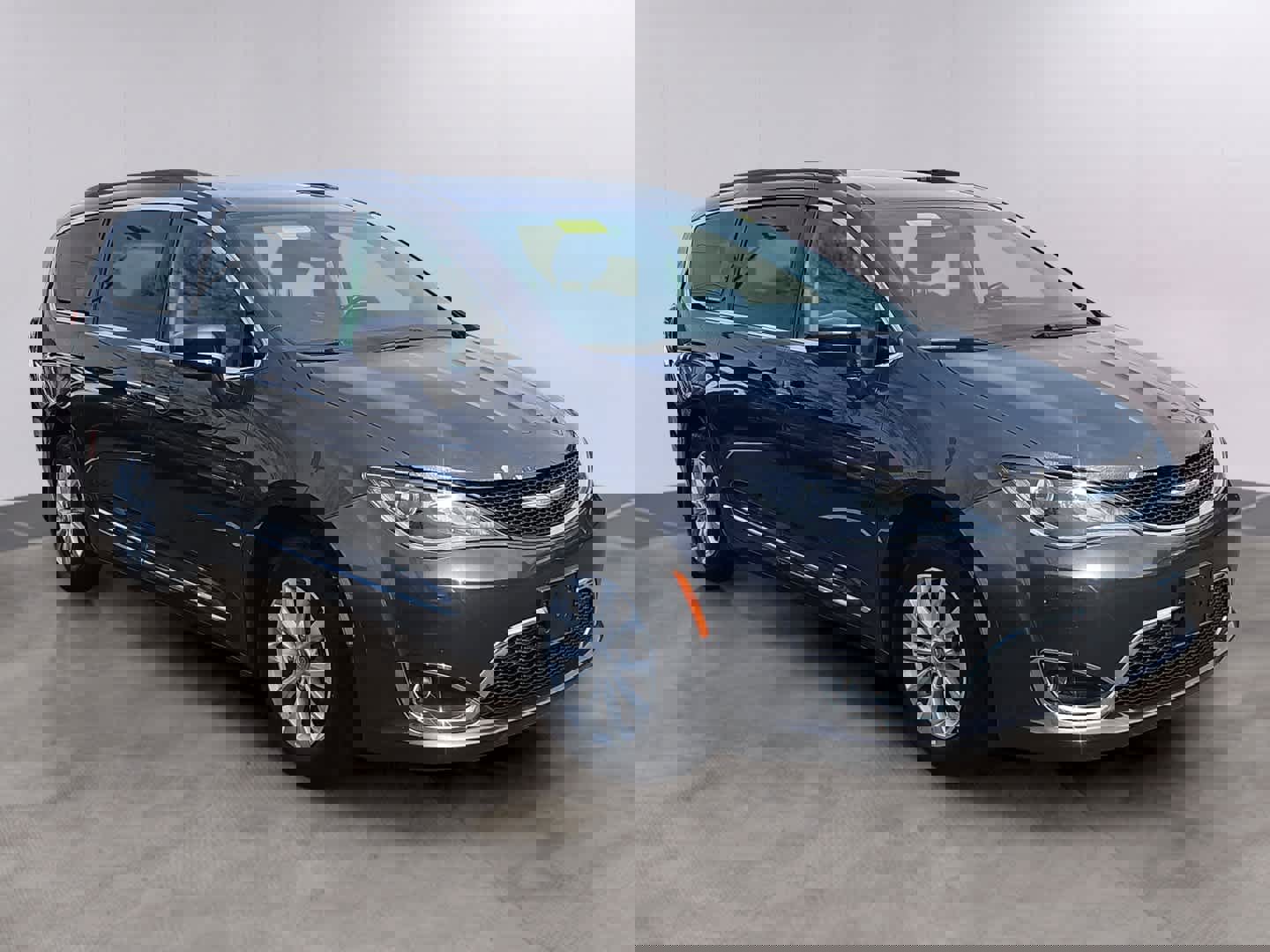 Used 2017 Chrysler Pacifica Touring-L image 3