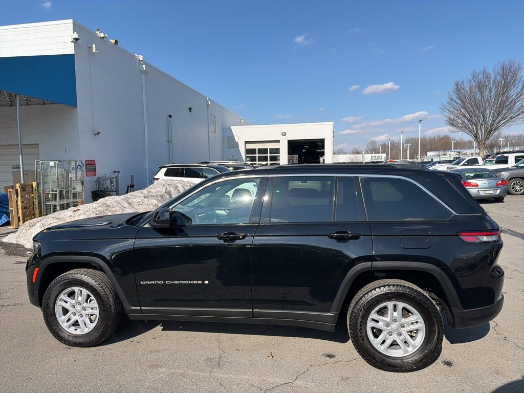 Used 2025 Jeep Grand Cherokee Laredo image 8