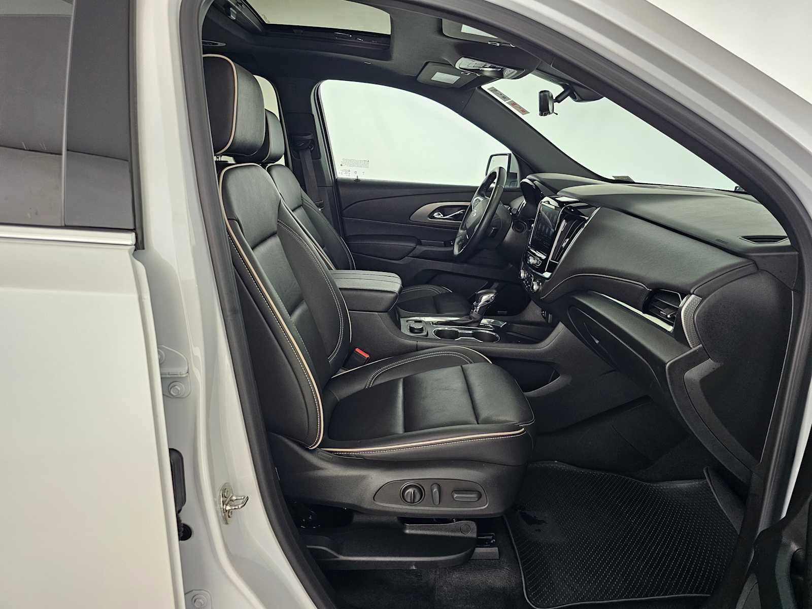 Used 2023 Chevrolet Traverse Premier image 10