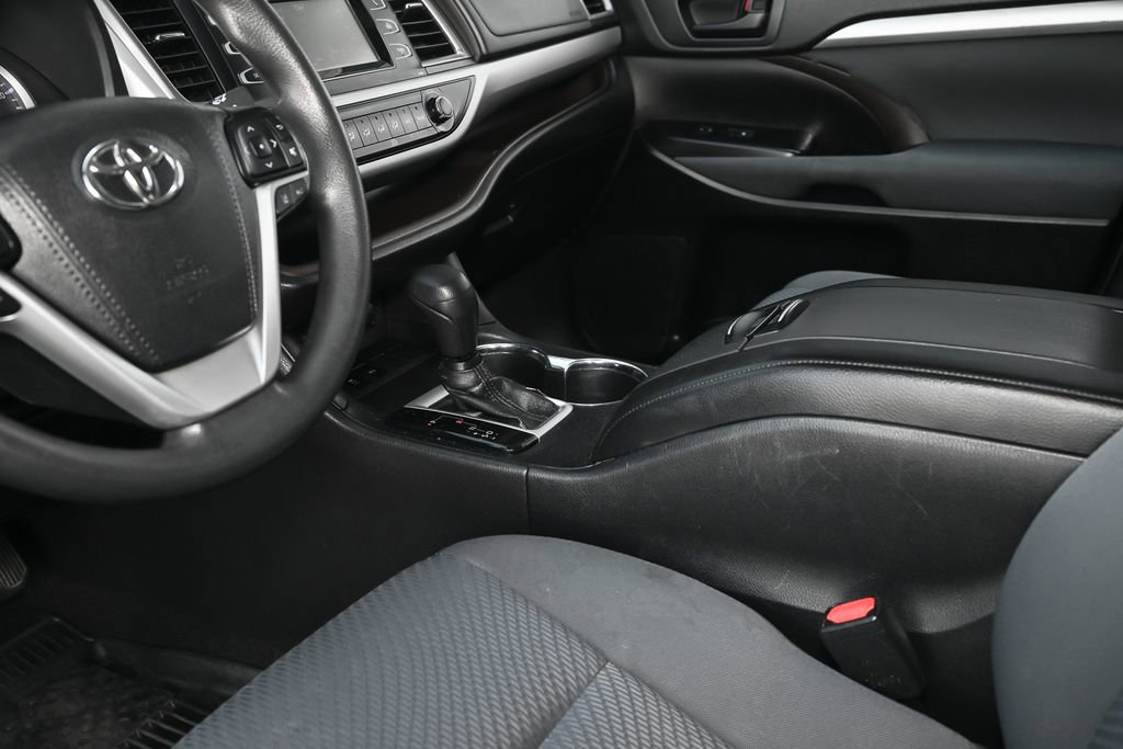 Used 2019 Toyota Highlander LE FWD image 33