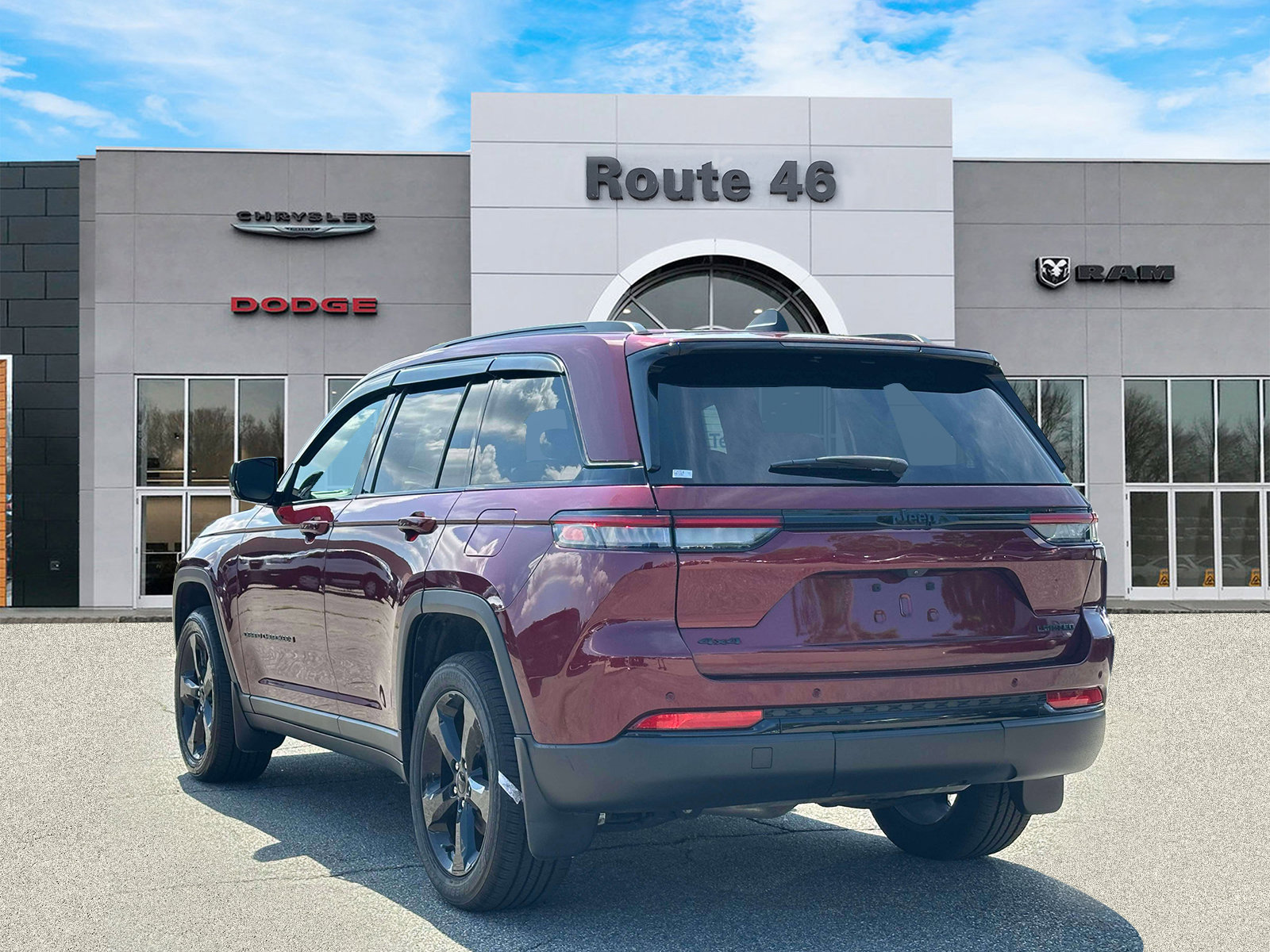 Used 2024 Jeep Grand Cherokee Limited AWD/4WD image 4