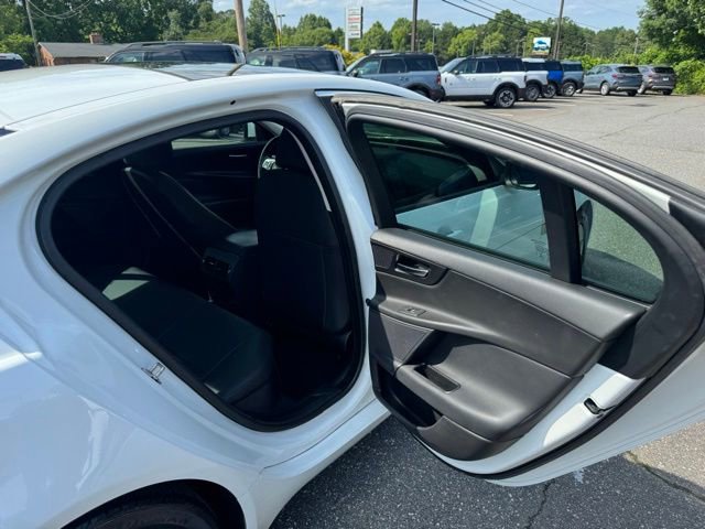 Used 2017 Jaguar XE RWD image 15