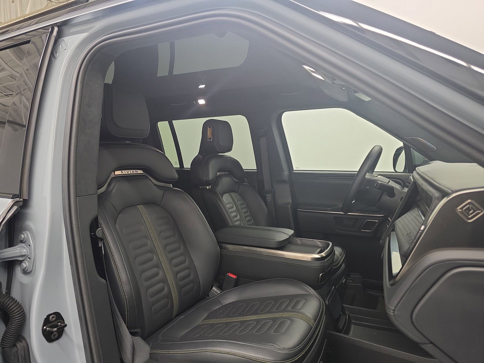 Used 2024 Rivian R1S Adventure image 23