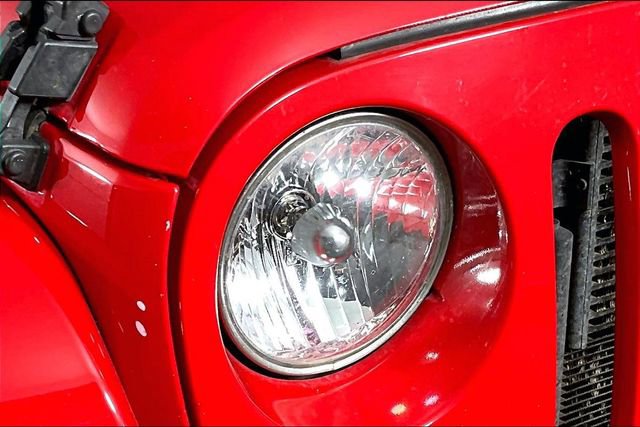 Used 2015 Jeep Wrangler Unlimited Sahara w/ Connectivity Group image 29