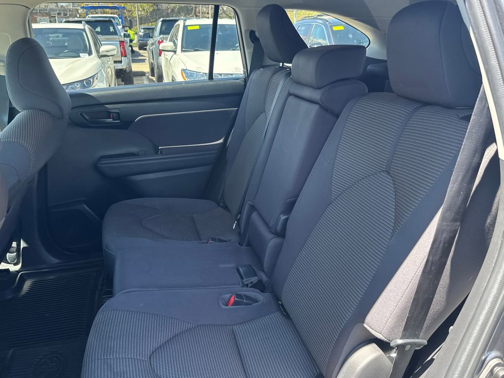 Used 2022 Toyota Highlander LE AWD/4WD image 35