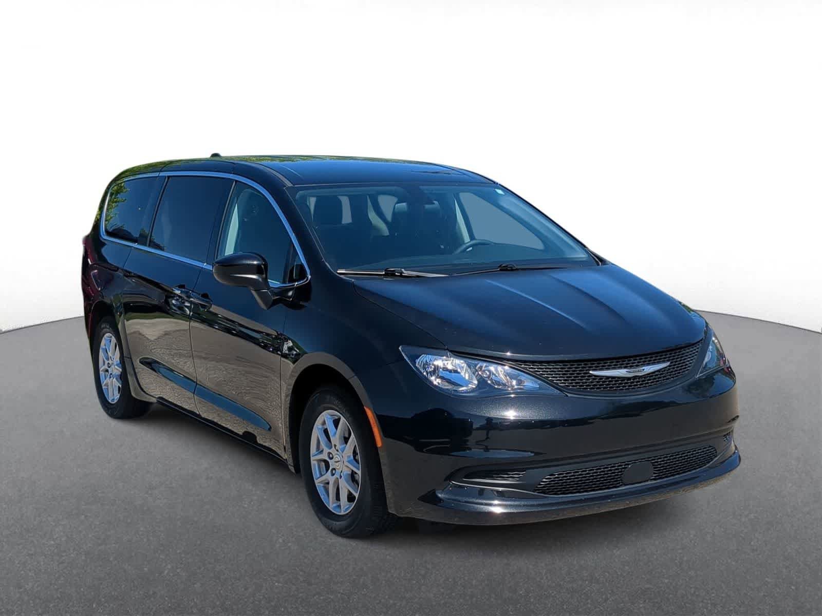 Used 2022 Chrysler Voyager LX FWD image 2