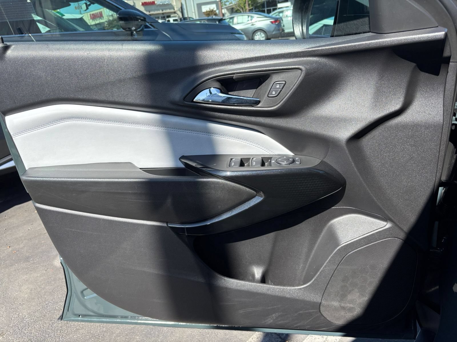 Used 2025 Chevrolet Trax LT FWD image 18