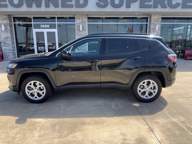 Used 2024 Jeep Compass Latitude AWD/4WD image 1