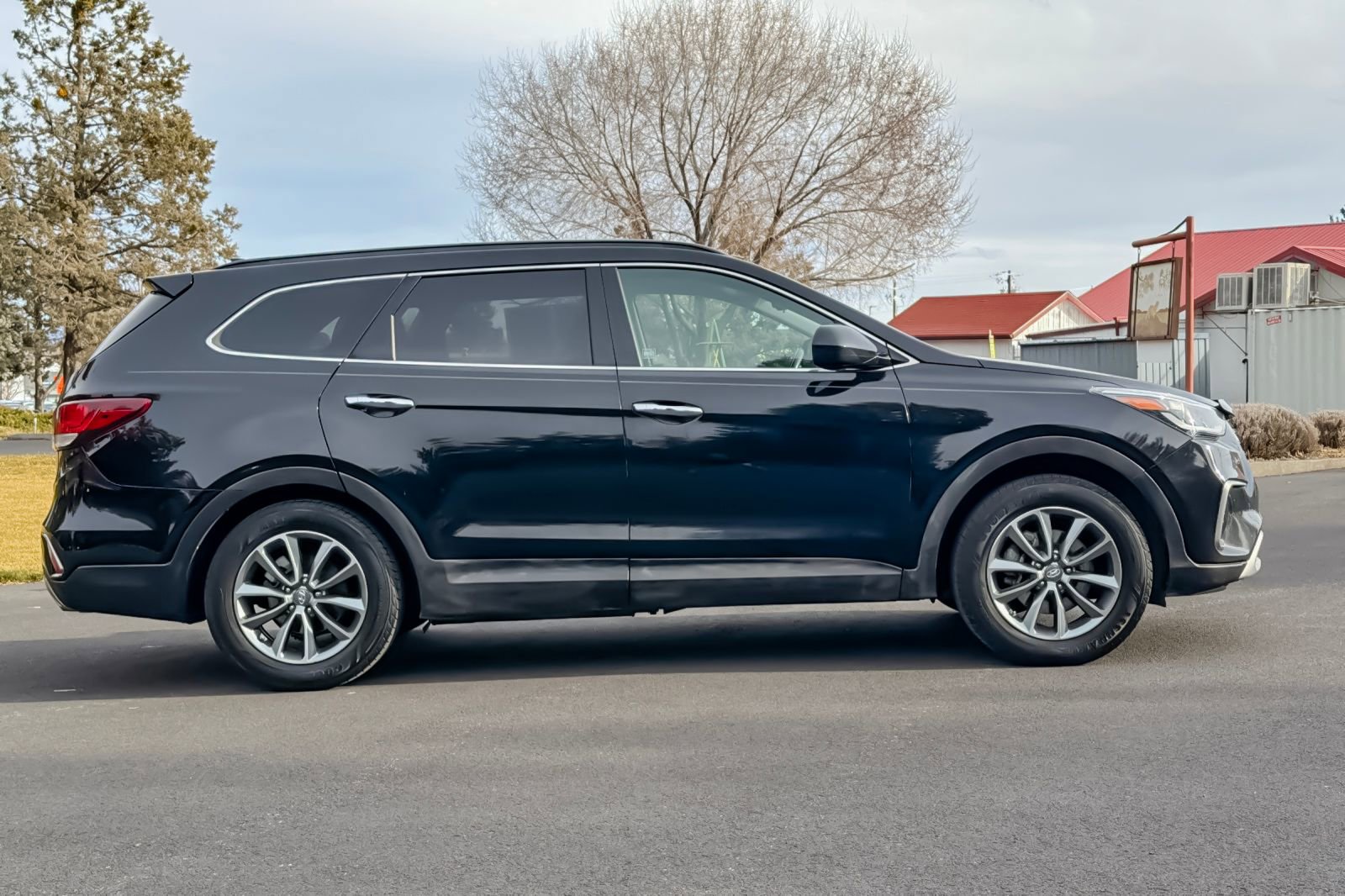 Used 2017 Hyundai Santa Fe SE image 3