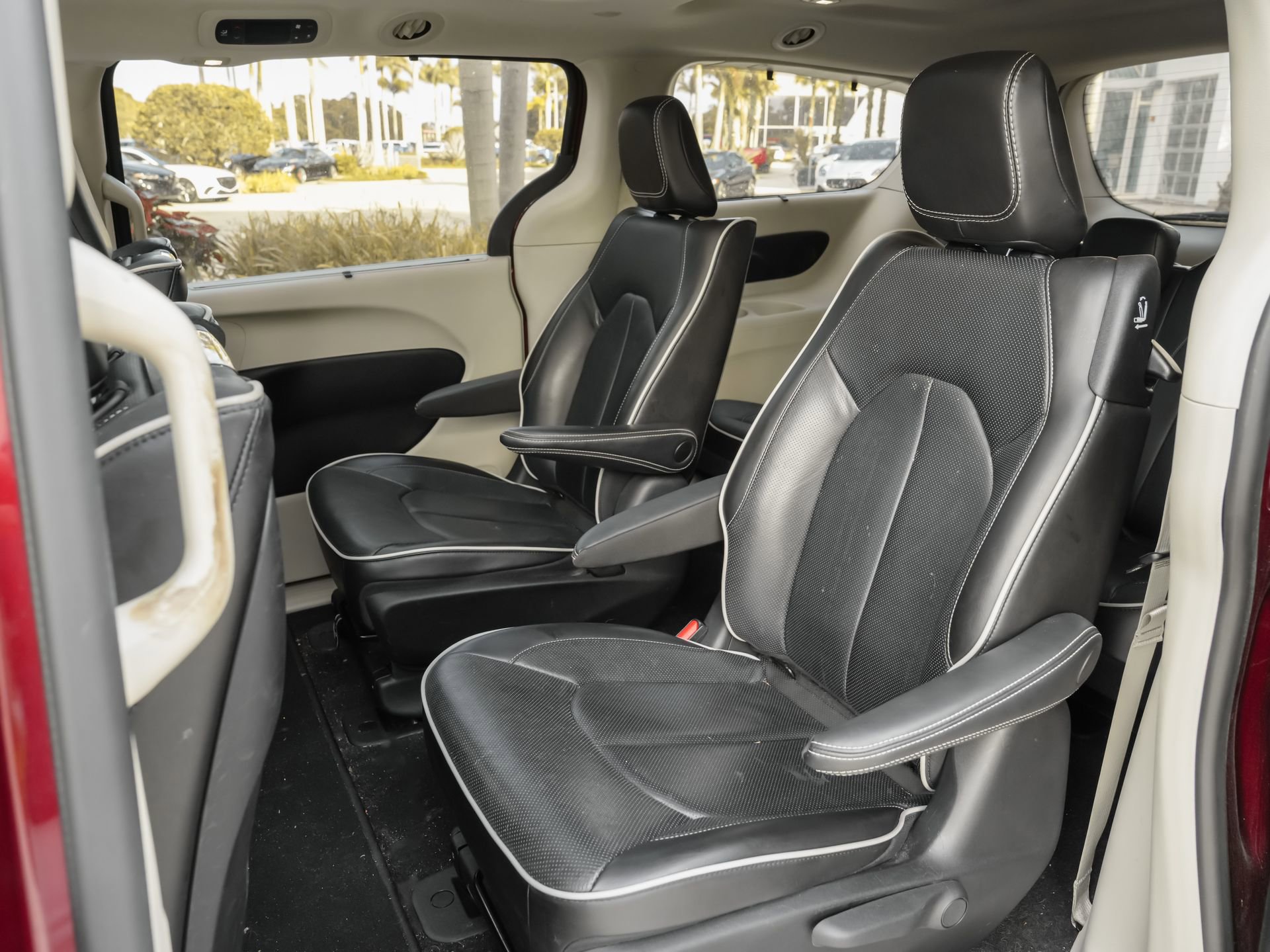 Used 2022 Chrysler Pacifica Limited w/ Uconnect Theater Family Group FWD image 17