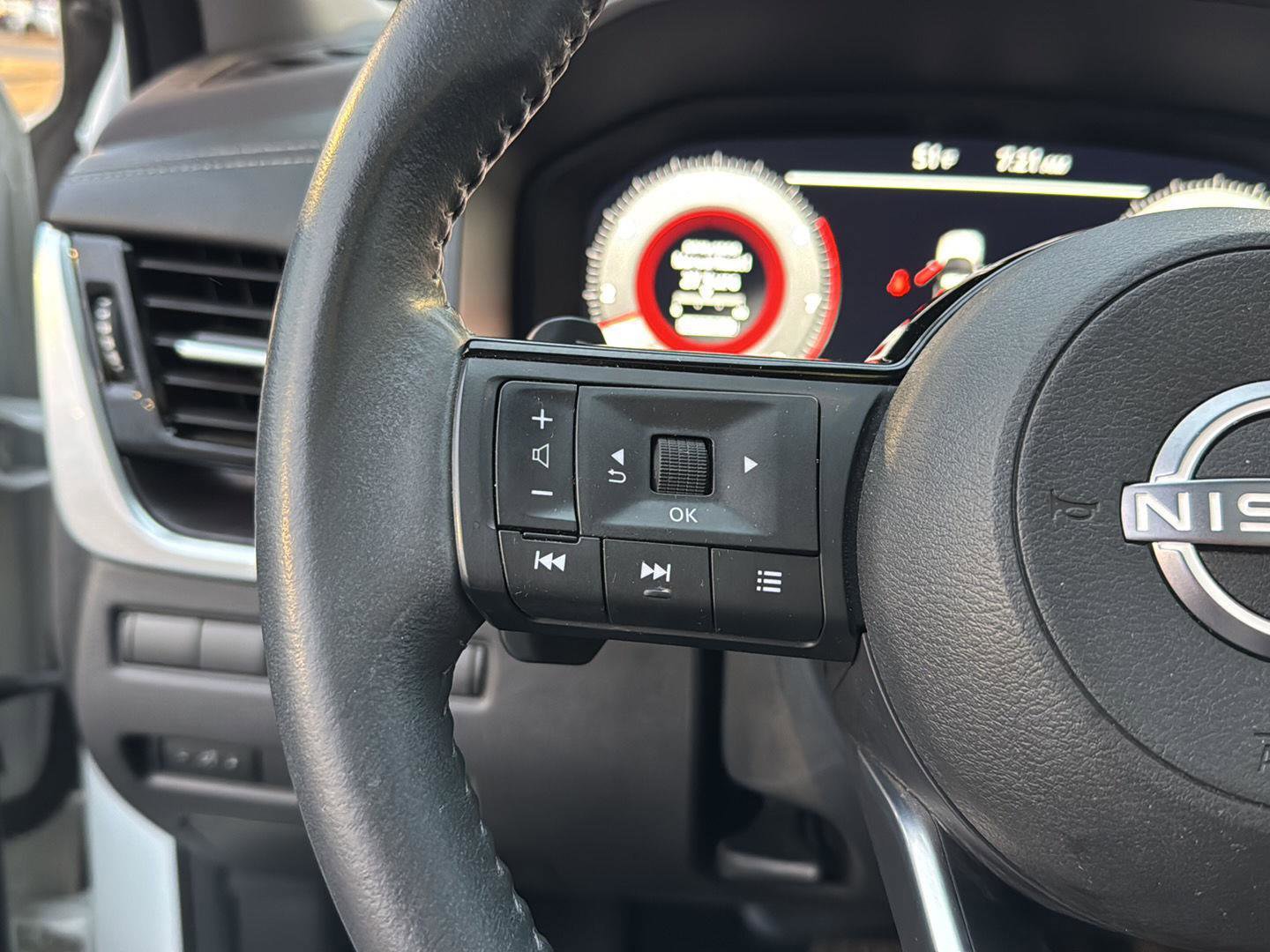 Used 2023 Nissan Rogue Platinum w/ Platinum Premium Package image 18