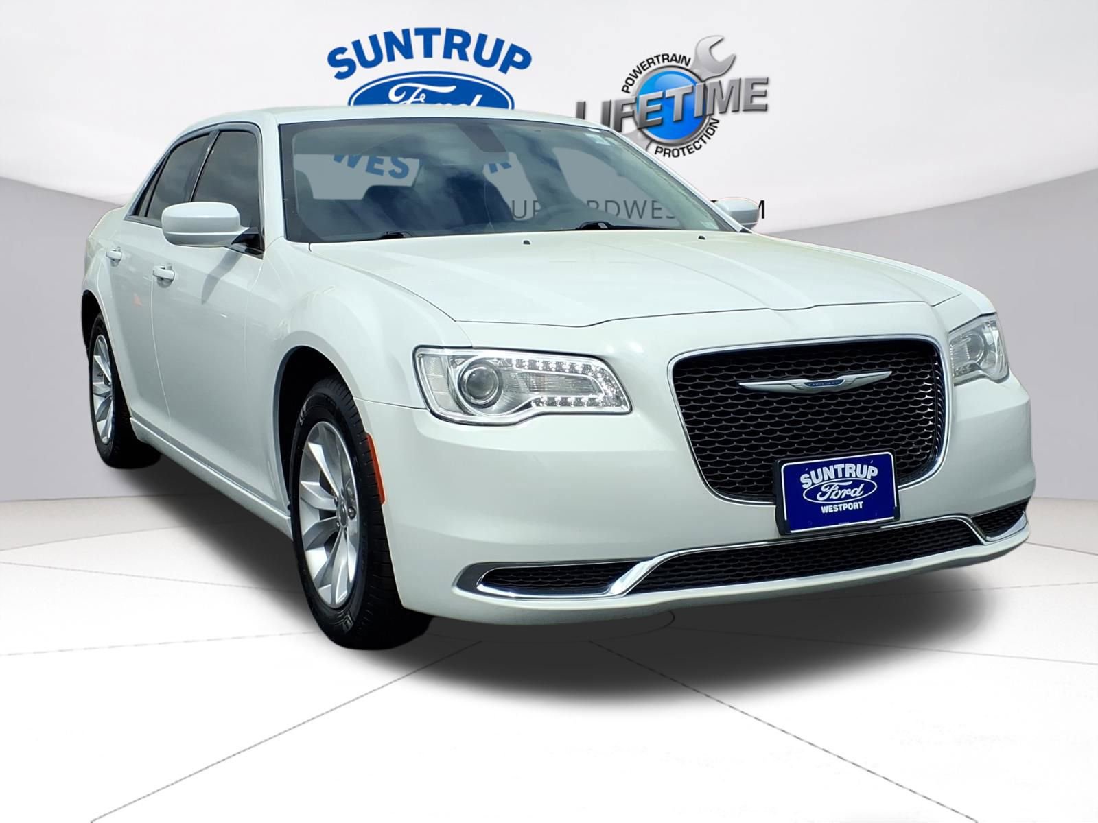 Used 2023 Chrysler 300 Touring RWD image 2
