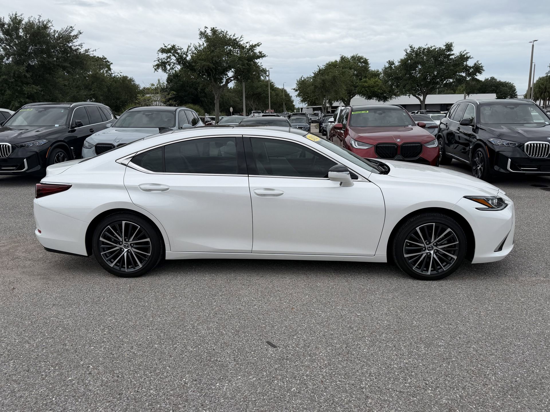 Used 2025 Lexus ES 350 w/ Premium Package FWD image 3
