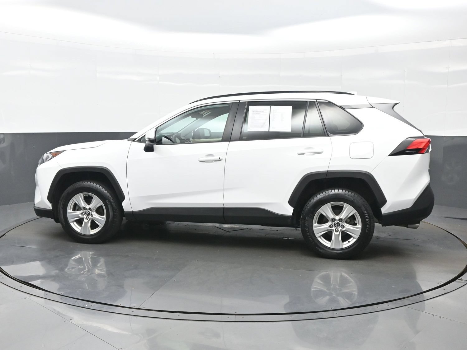 Used 2021 Toyota RAV4 XLE AWD/4WD image 3