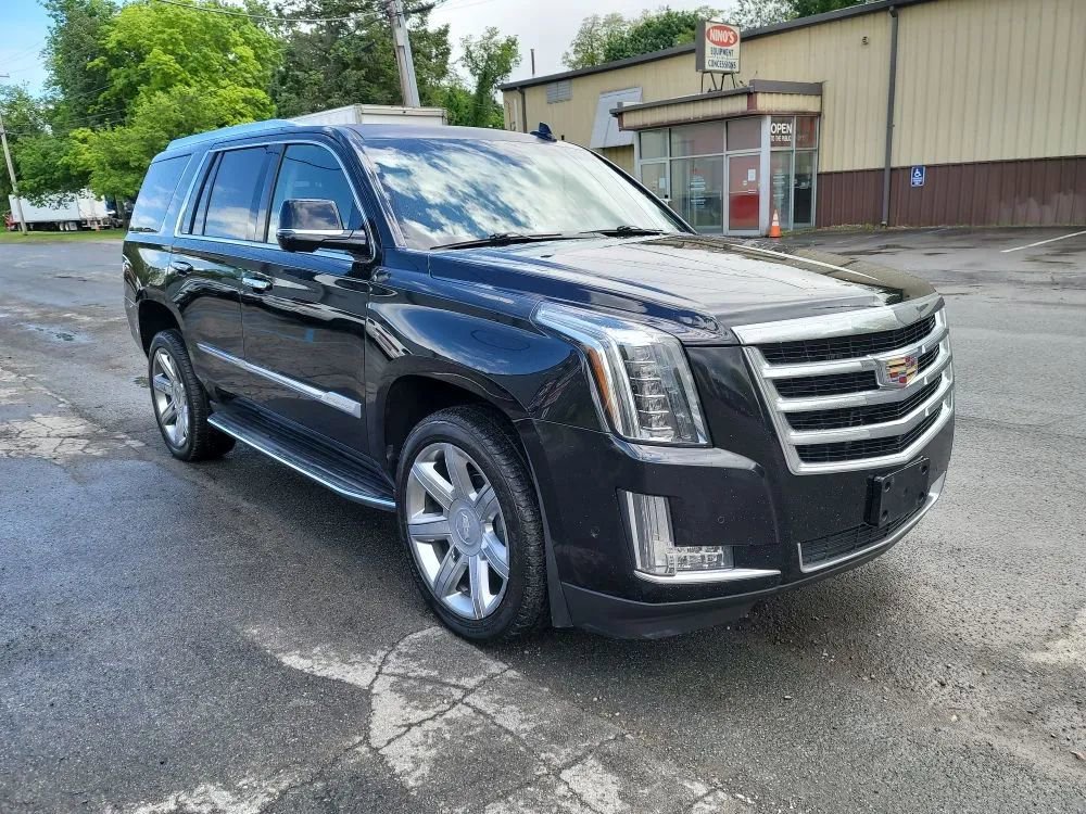 Used 2018 Cadillac Escalade Luxury AWD/4WD image 3