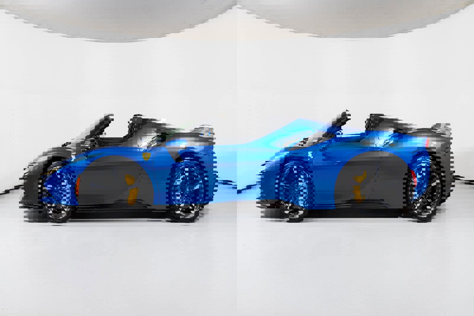 Used 2022 Ferrari SF90 Spider image 3