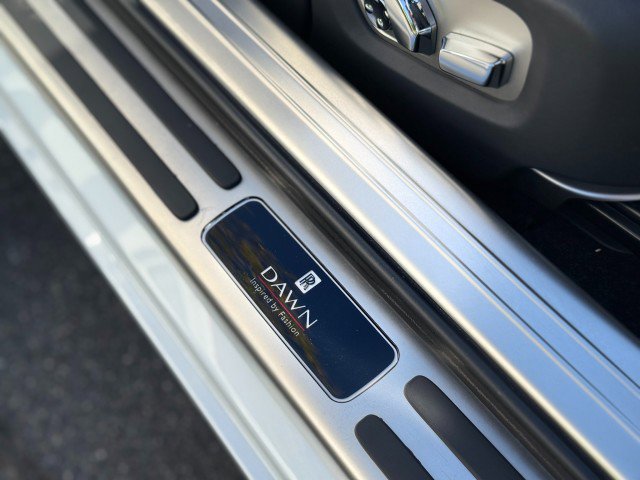 Used 2018 Rolls-Royce Dawn image 24