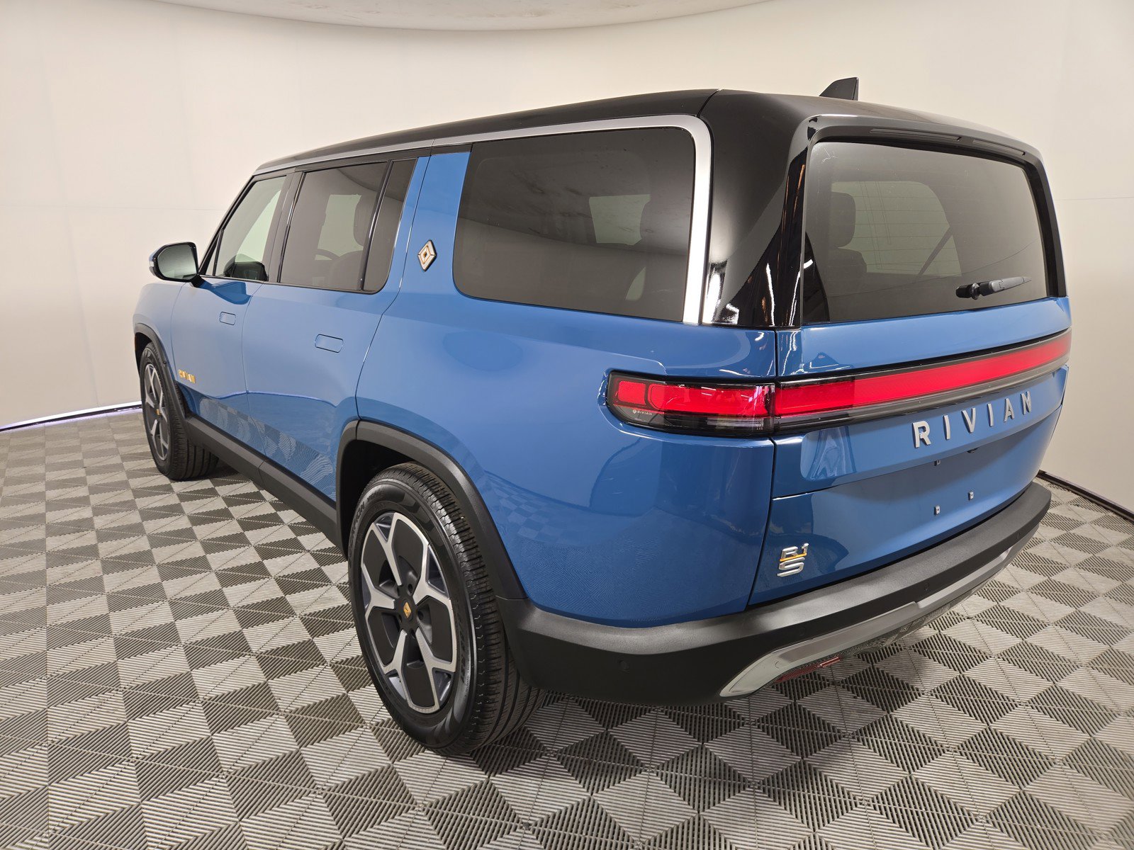 Used 2024 Rivian R1S Adventure AWD/4WD image 3