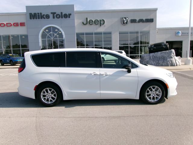 Used 2025 Chrysler Pacifica Select image 5