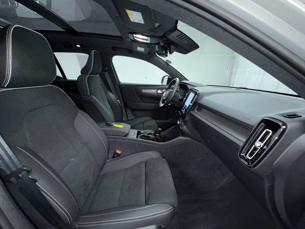 Used 2025 Volvo XC40 B5 Plus AWD/4WD image 18