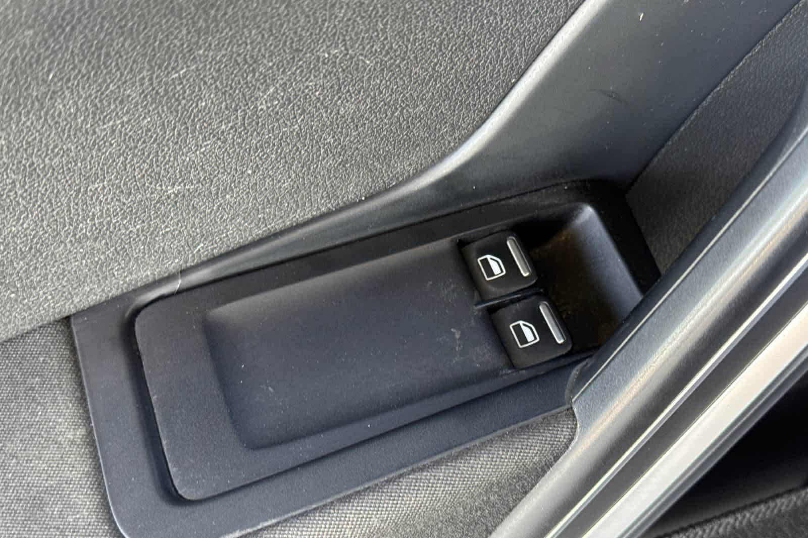 Used 2014 Volkswagen Beetle R-Line FWD image 13