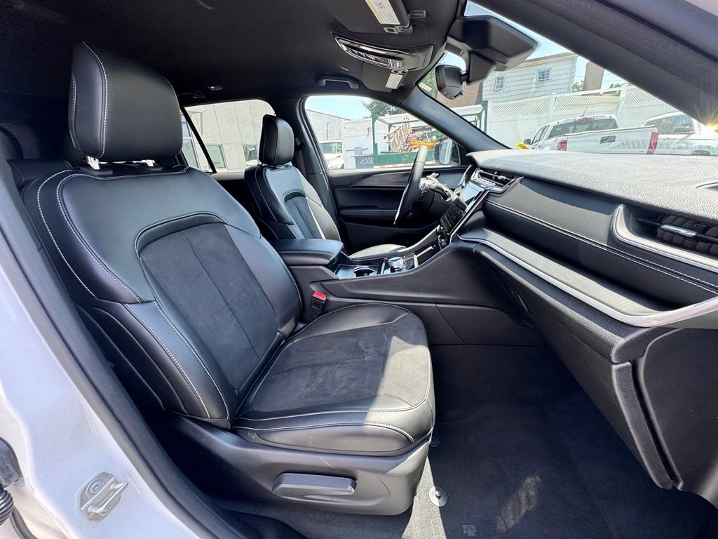 Used 2024 Jeep Grand Cherokee Altitude AWD/4WD image 19