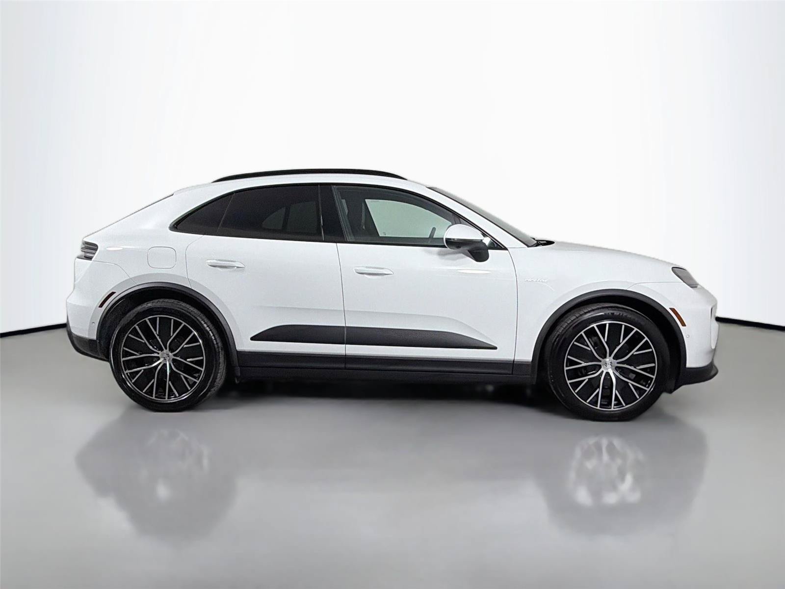 Certified 2025 Porsche Macan Electric RWD image 8