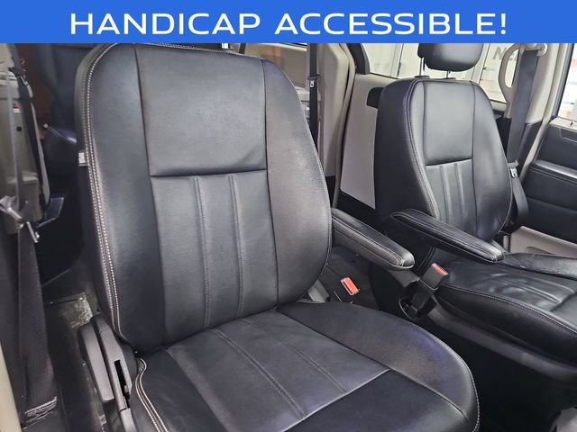 Used 2013 Chrysler Town & Country Touring FWD image 29