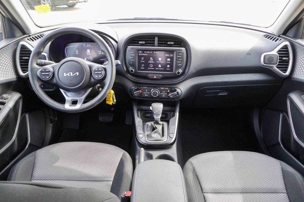 Used 2025 Kia Soul LX w/ LX Technology Package image 6