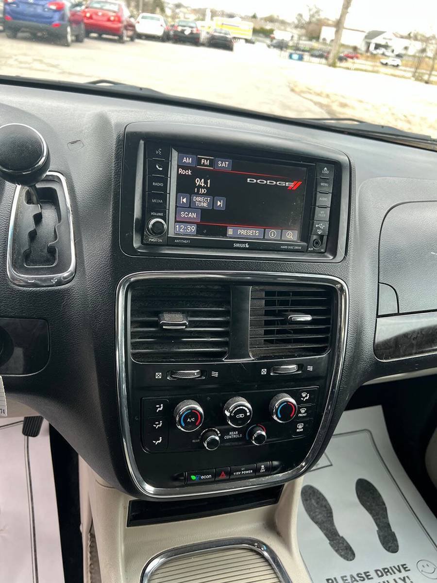 Used 2016 Dodge Grand Caravan SXT w/ UConnect Hands-Free Group FWD image 3