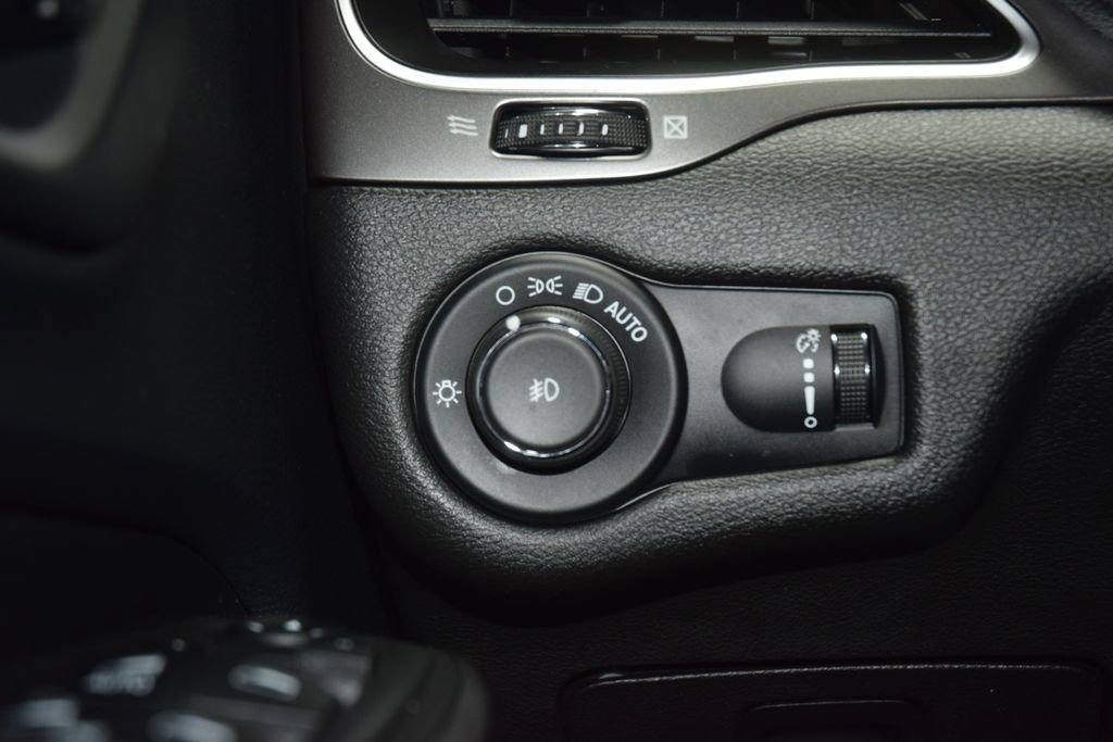 Used 2019 Jeep Cherokee Latitude w/ Cold Weather Group image 31