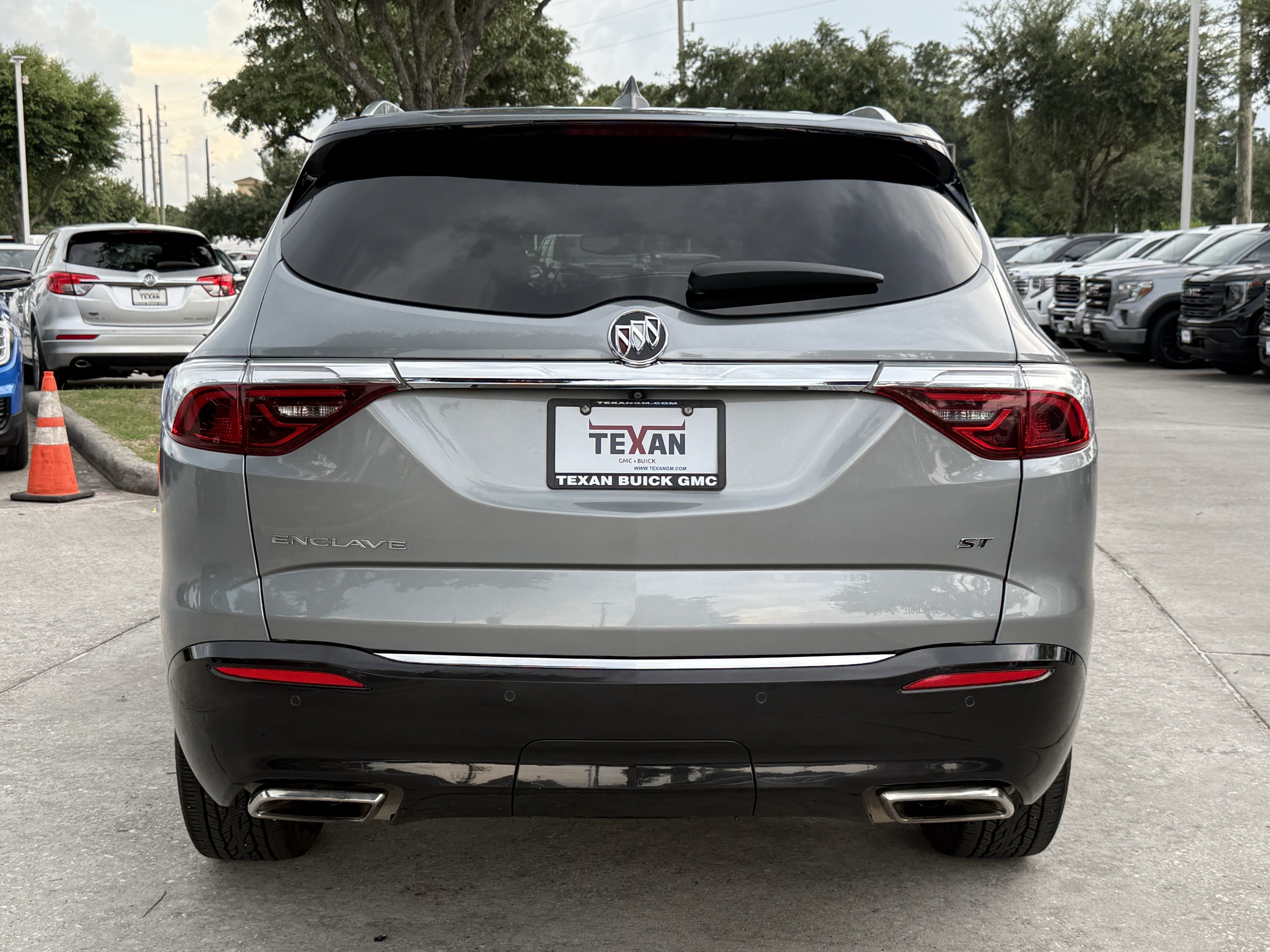 Used 2024 Buick Enclave Essence w/ Experience Buick Package FWD image 6