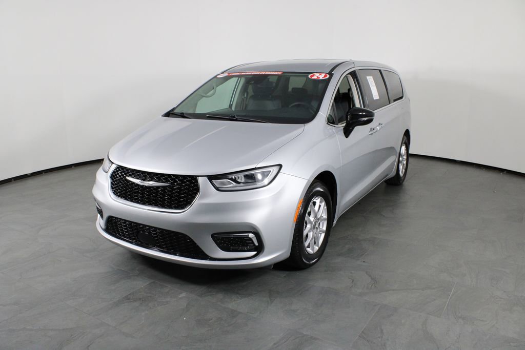 Used 2024 Chrysler Pacifica Touring-L image 2