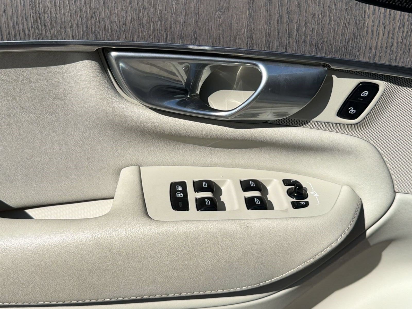 Certified 2023 Volvo XC90 B6 Ultimate w/ Protection Package Premier AWD/4WD image 12