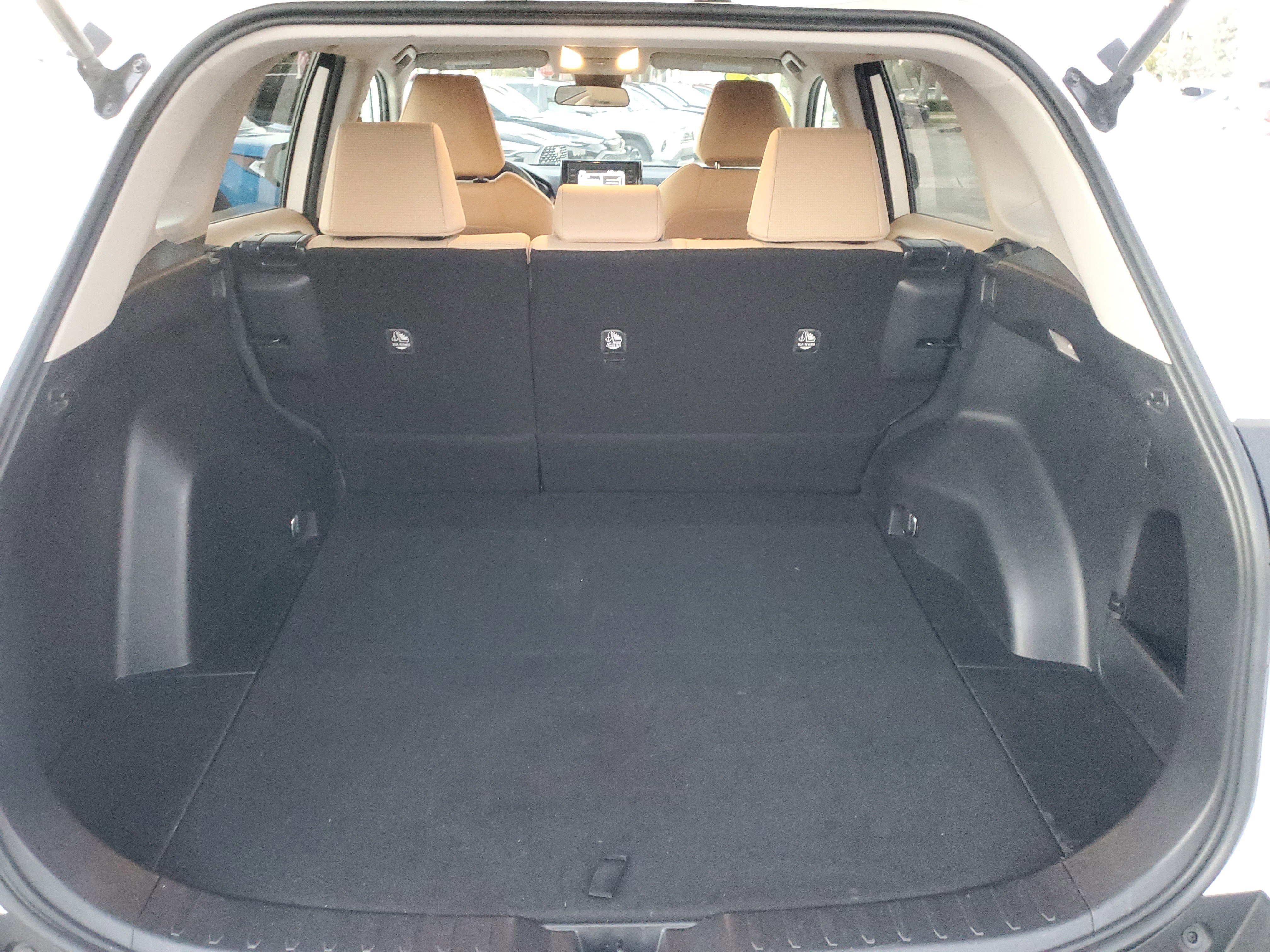 Used 2021 Toyota RAV4 LE image 9