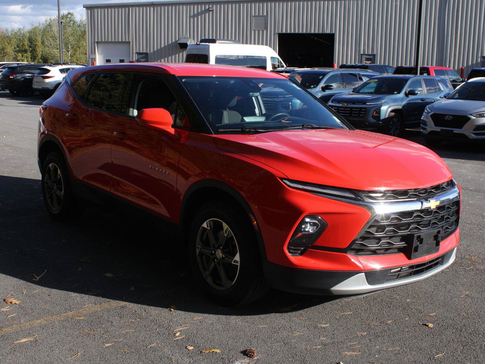 Used 2025 Chevrolet Blazer LT AWD/4WD image 3