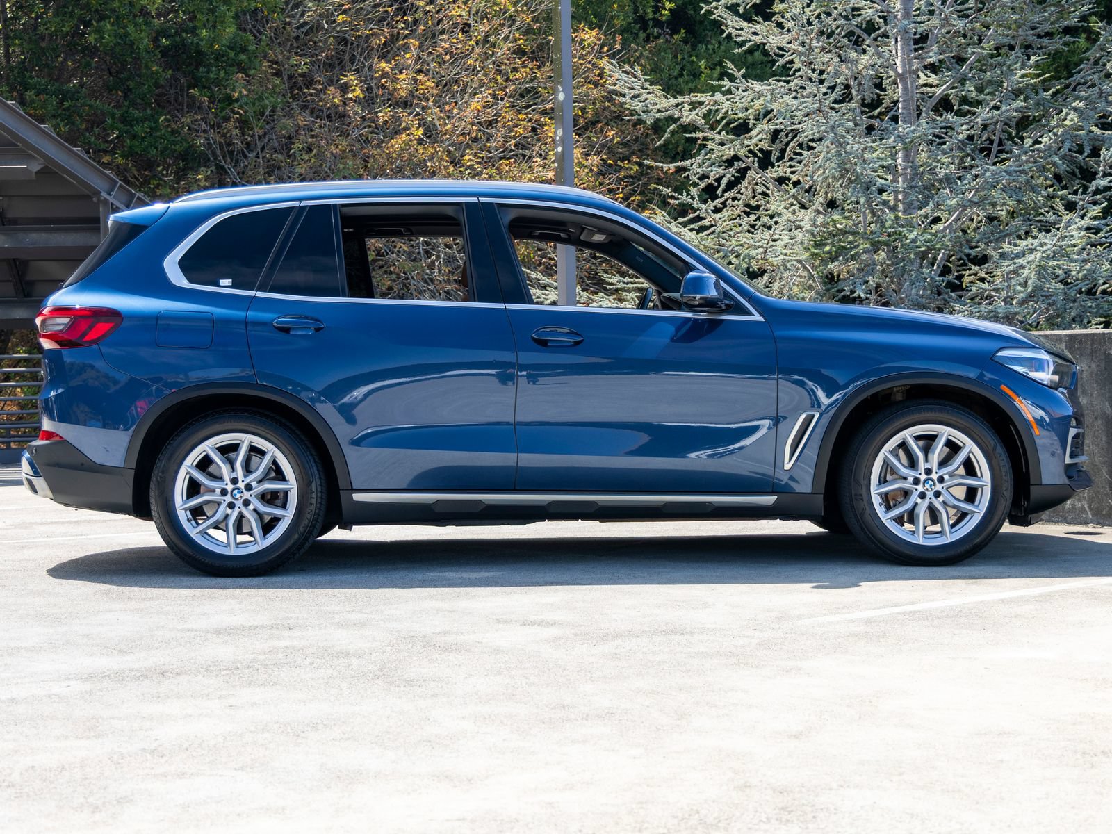 Used 2021 BMW X5 xDrive45e w/ Parking Assistance Package AWD/4WD image 12