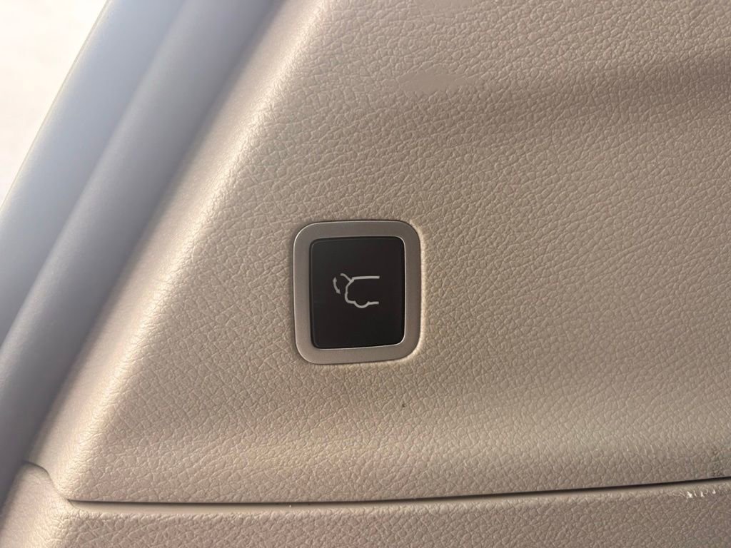 Used 2023 Chrysler Pacifica Touring-L image 11