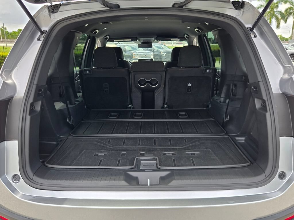 Used 2025 Honda Pilot Sport image 13