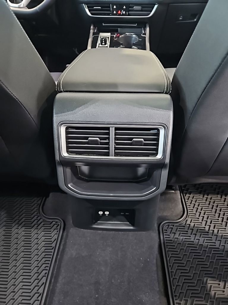 Used 2025 Volkswagen Atlas Cross Sport SE image 18