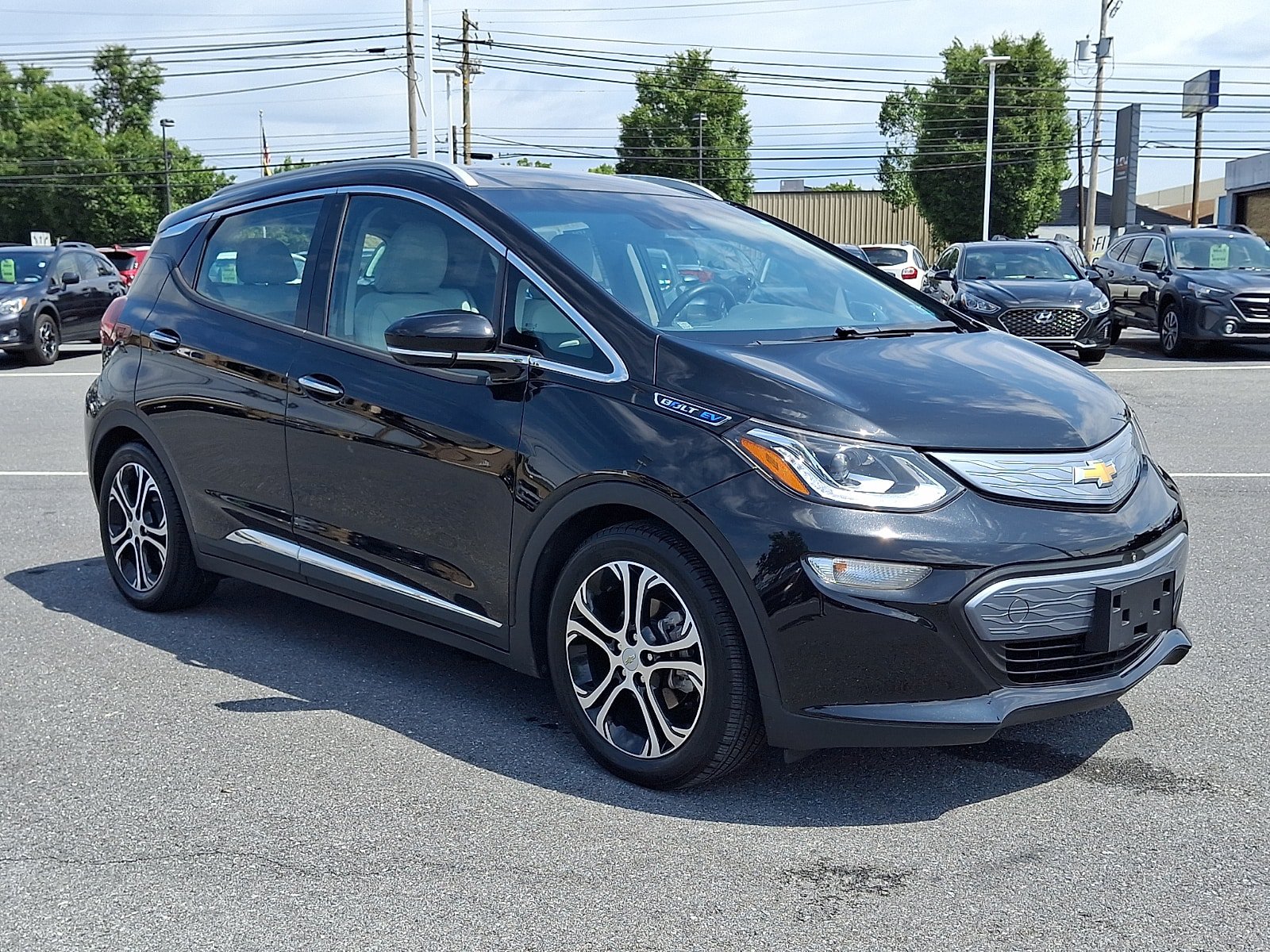 Used 2017 Chevrolet Bolt Premier w/ Driver Confidence II Package FWD video 3