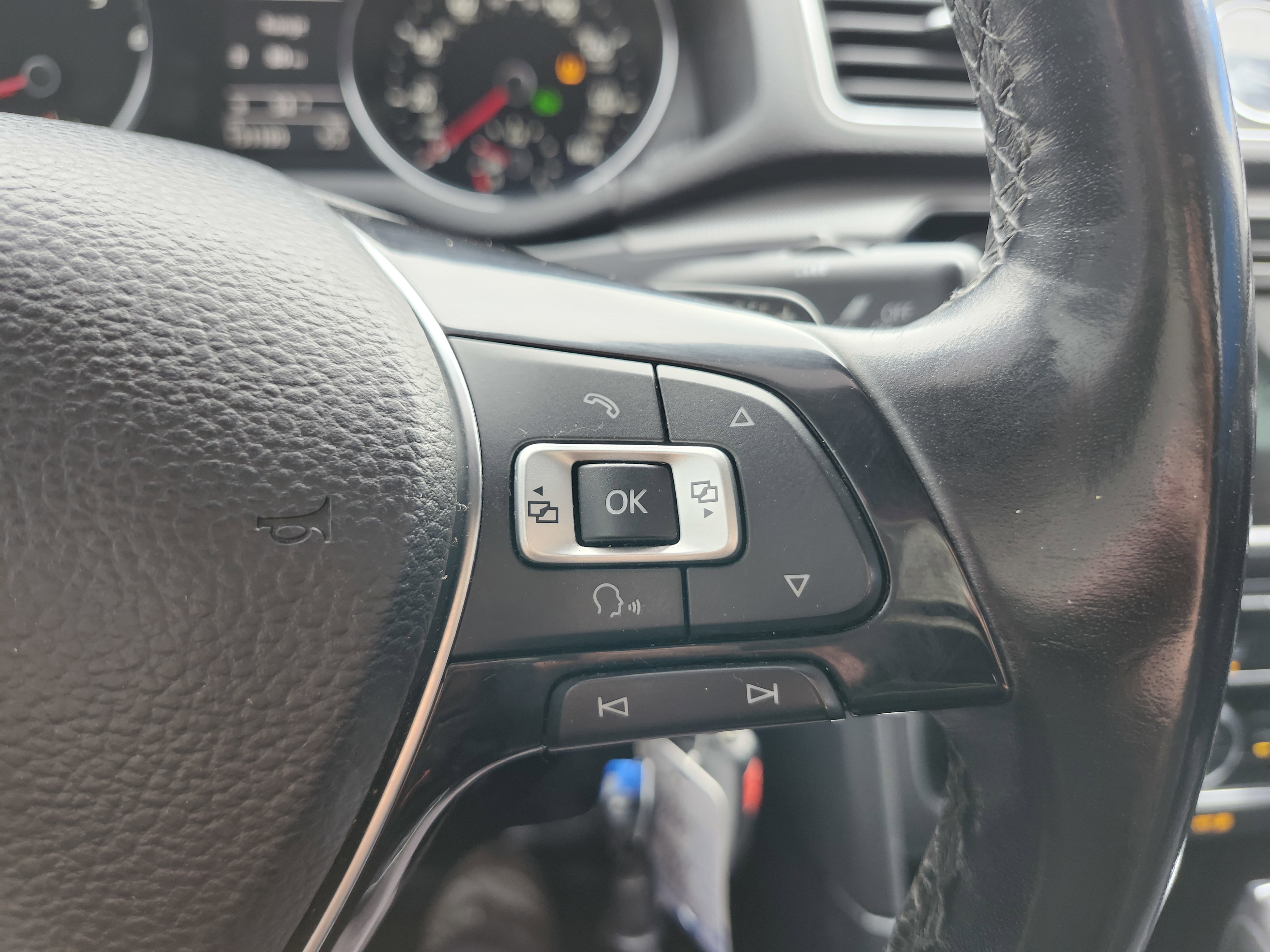 Used 2017 Volkswagen Passat 1.8T R-Line w/ R-Line Lighting Package image 32