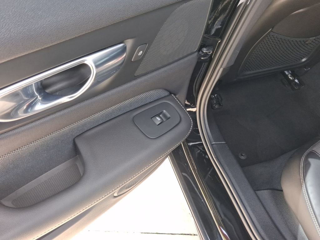 Used 2019 Volvo S60 T6 R-Design image 12