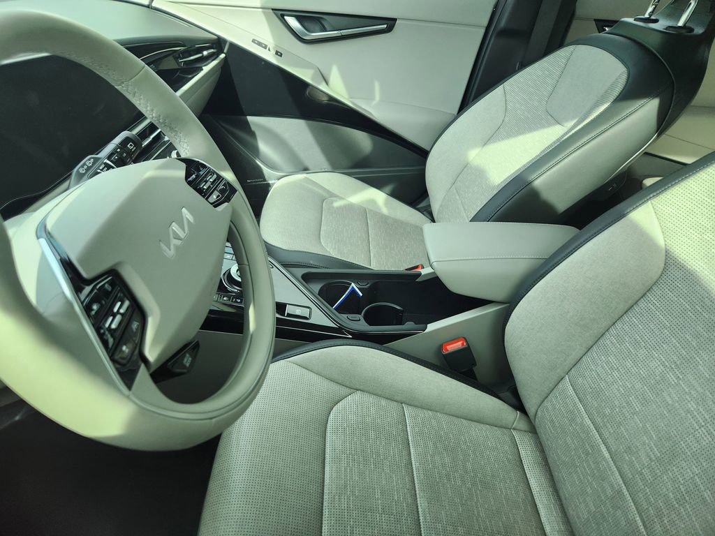 Certified 2024 Kia Niro Wave w/ Wave Preserve Package image 8