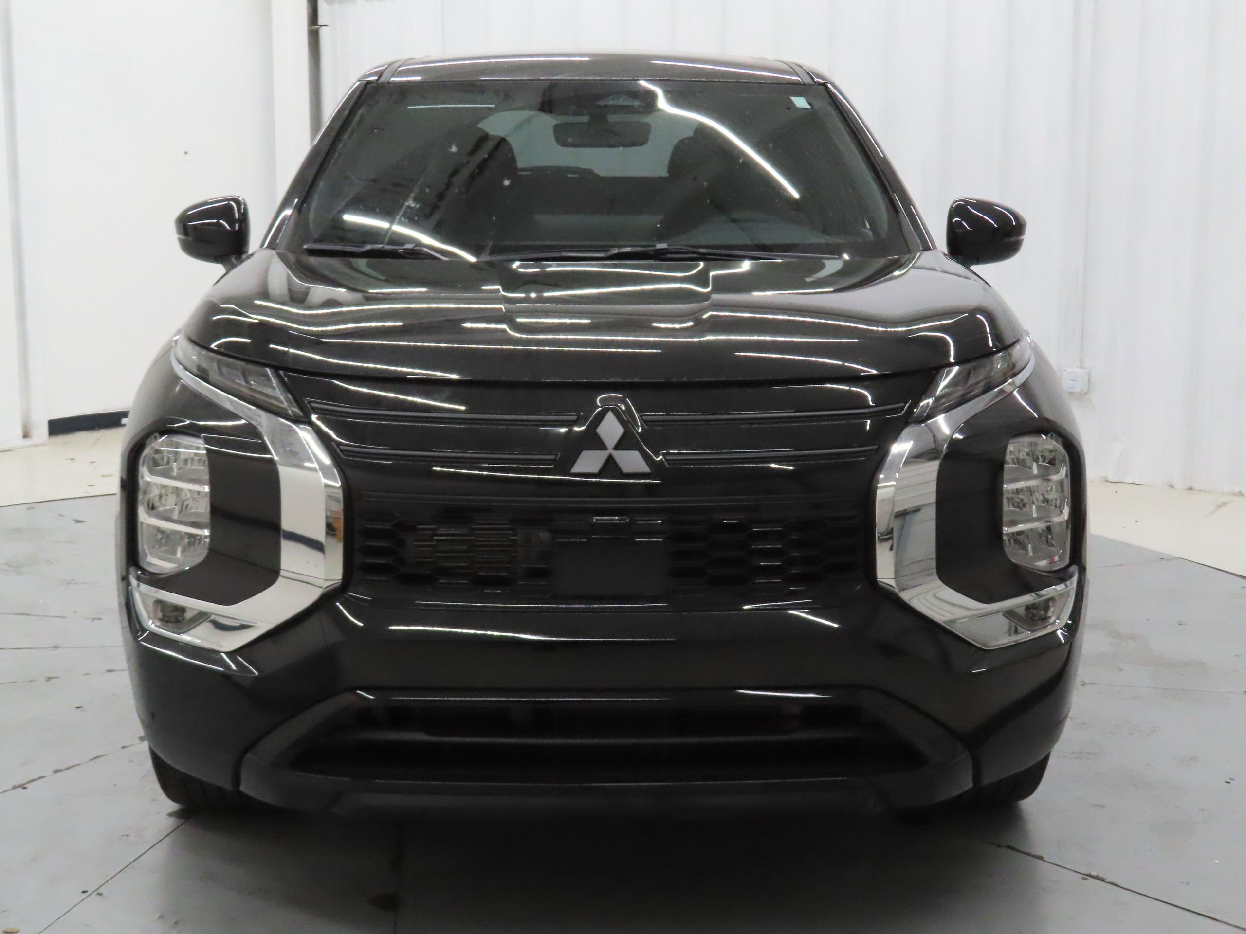 New 2026 Mitsubishi Outlander LE FWD image 8