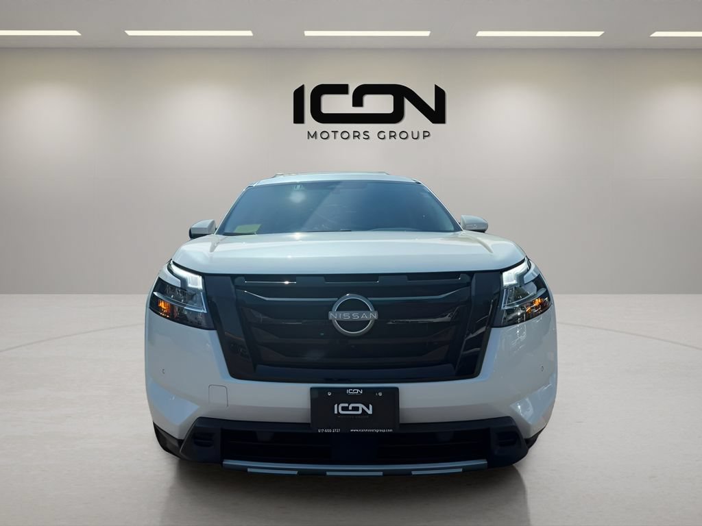 Used 2024 Nissan Pathfinder SL w/ Black Appearance Package AWD/4WD image 2