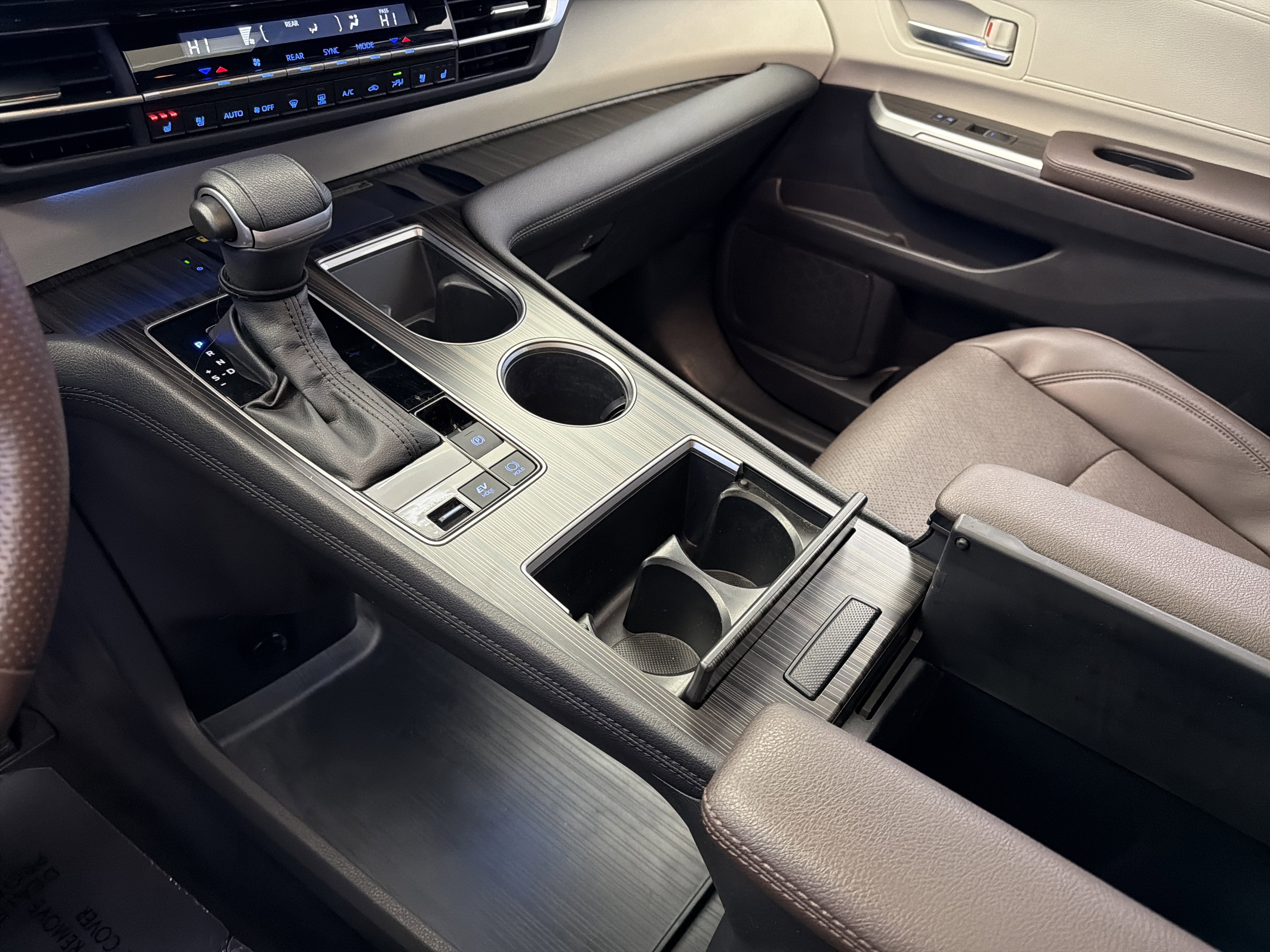 Used 2023 Toyota Sienna Platinum image 25